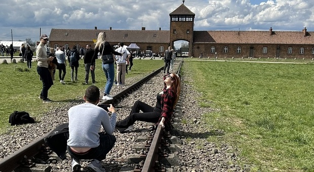 Auschwitz, si sdraia al sole per la foto con il campo di concentramento sullo sfondo. Rabbia sui social: «Scioccante, ma sa dov'è?»