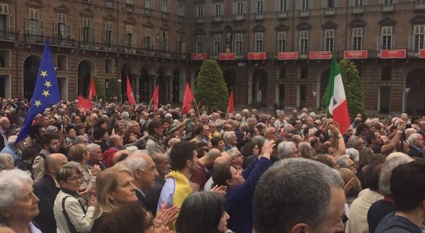Governo, Gentiloni twitta foto Torino: uniti per la Costituzione