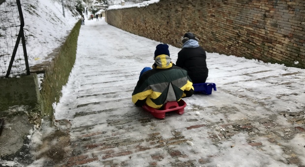 Neve, nel Fermano sindaci in trincea e scuole chiuse: «Scelta giusta, più sicurezza per prof e alunni»