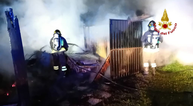 Legnaia a fuoco, in fiamme a Polverigi anche un'auto e uno scooter