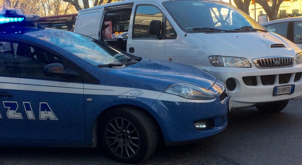 Roma, volante colpisce furgone fermo al semaforo sulla circonvallazione Clodia