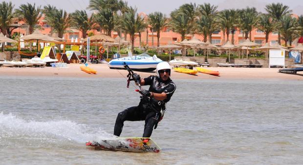 Renato Doro morto in Egitto con il kitesurf: spinto dal vento contro il molo