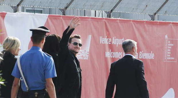 E' arrivato Bono degli U2 con la moglie: ospiti quasi al completo