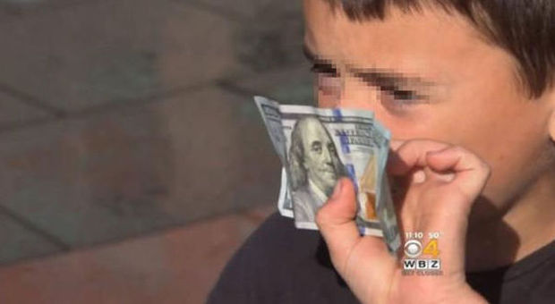Trova 8mila dollari in contanti sopra lo scivolo: bimbo di 8 anni va alla polizia e li restituisce