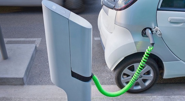 Auto elettrica, +89% vendite in Italia nel 2018. Politecnico Milano: nel 2024 parità di prezzo con benzina
