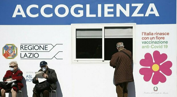 Vaccini Lazio, l'allarme della Regione: «Poche le dosi extra». E i nuovi hub non partono