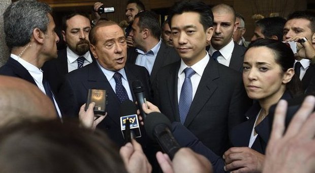 Berlusconi e Bee Taechaubol