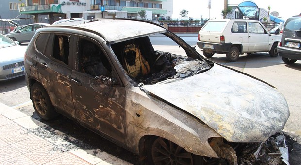 Avvertimento di fuoco nella notte: incendiata l'auto di un giornalista