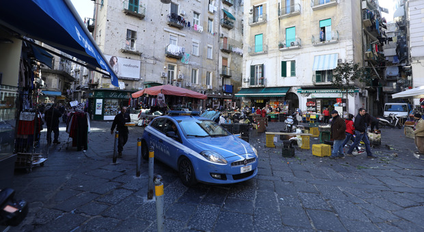 Napoli, notte di fuoco alla Pignasecca: nuova stesa davanti alla gente, esplosi almeno 20 colpi