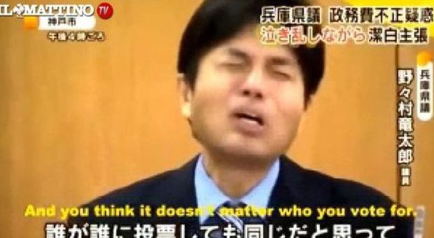 Politico giapponese accusato di aver rubato fondi pubblici piange disperato: il video diventa virale