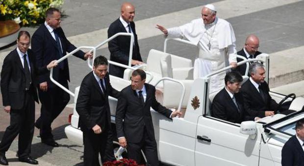Il Papa: «All'orizzonte vediamo ombre e pericoli che preoccupano l'umanità»