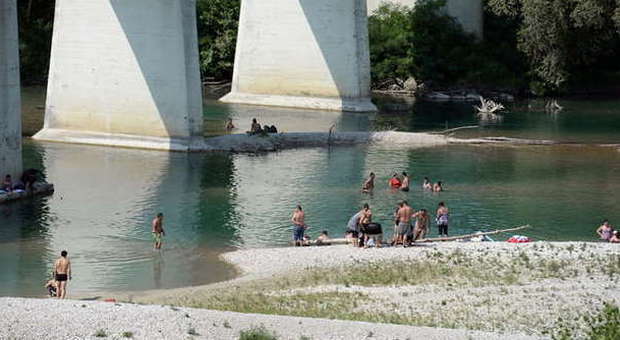 Bagnanti sotto il ponte sul Piave a Fagare'