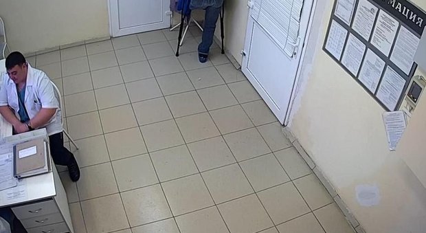 Russia, idraulico indossa il camice e si finge ginecologo: arrestato in ospedale