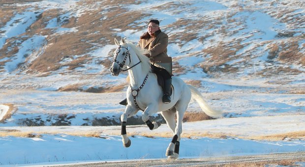 immagine Kim Jong Un tra le nevi su un cavallo bianco: è il segno di un annuncio imminente