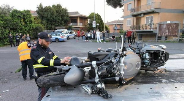 Incidente sull'Appia, moto in fiamme dopo scontro con l'auto: un morto e un ferito grave