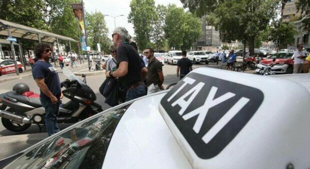 Milano, grave incidente tra taxi e auto in centro: 4 feriti, il tassista è in codice rosso
