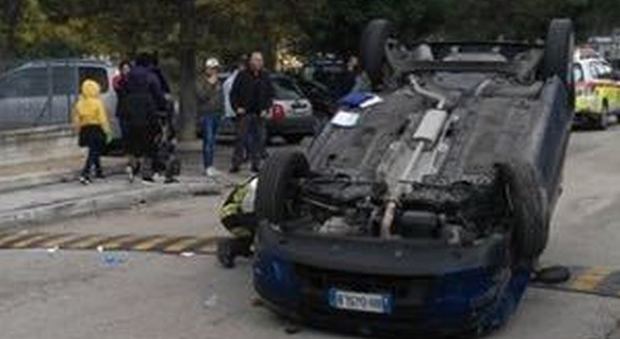 L'auto ribaltata dopo l'incidente
