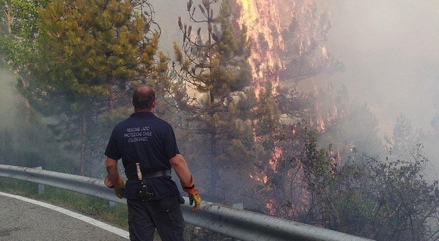 Frosinone, nel versante del Parco altro incendio dopo l’inferno: in Val di Comino è ancora allerta, elicottero in azione