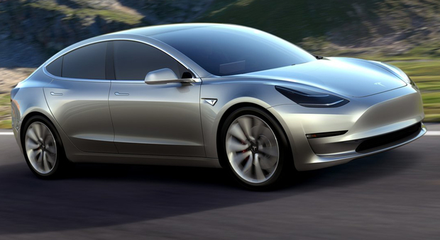 La Tesla Model 3 è l'attesissima utilitaria con circa 480 km autonomia che sarà presentata a Los Angeles