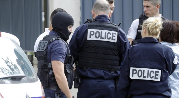 Francia, prende a martellate due donne in strada e grida "Allah Akhbar"