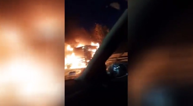 Bus notturno in fiamme a Roma: «Mezzo distrutto». Sono 18 dall'inizio dell'anno