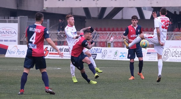 Un contrasto durante il derby Samb-Vis Pesaro disputato il 18 gennaio e finito 0-1
