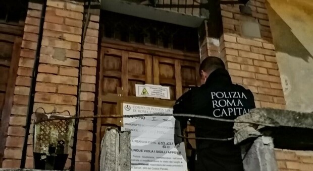 La polizia locale mette i sigilli alla villa sequestrata