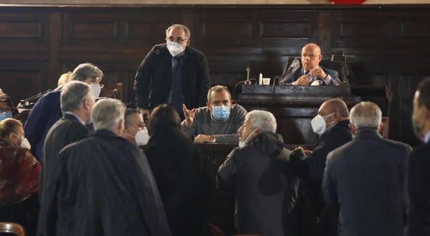 Consiglio comunale Napoli, M5S contro de Magistris: «Non barattiamo nulla, lo mandiamo a casa»