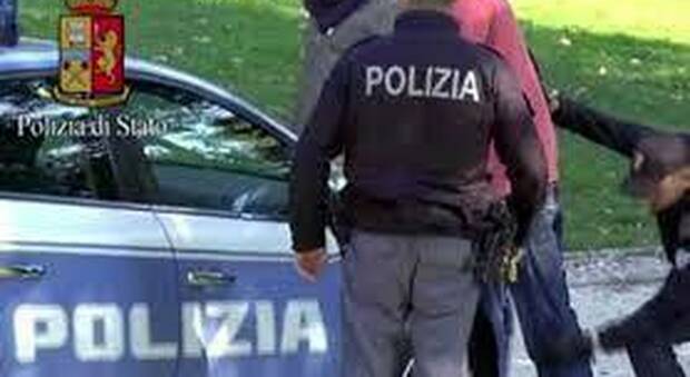 Napoli: consegnava dosi ai clienti in auto, spacciatore arrestato dalla polizia