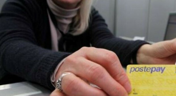 Con l'alibi del blocco della carte postepay sottrae mille euro ad una signora