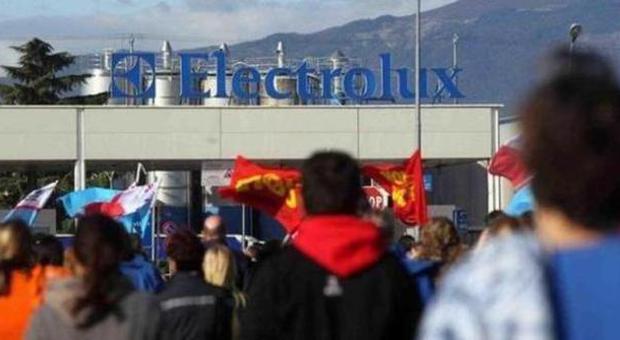 Electrolux chiama gli operai al lavoro a Ferragosto: rispondono solo in 30