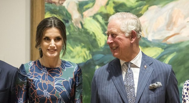 Letizia di Spagna strega il principe Carlo: sorrisi e galanterie alla National Gallery