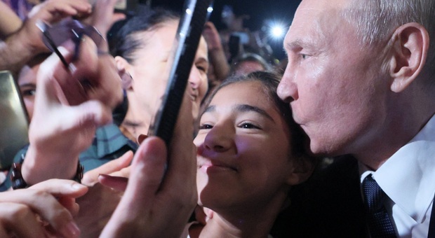 Vladimir Putin si concede ai selfie a Derbent, in Daghestan