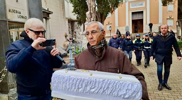 https://statics.cedscdn.it/photos/MED/13/16/8601316_18115606_funerali_bimbo_morto_bari.jpg