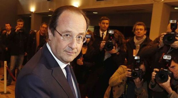 Francia, Hollande va a votare in jet: pioggia di critiche su Twitter