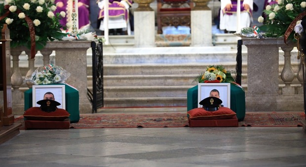 Agenti uccisi, i funerali a Trieste: l'Italia piange Matteo Demenego e Pierluigi Rotta