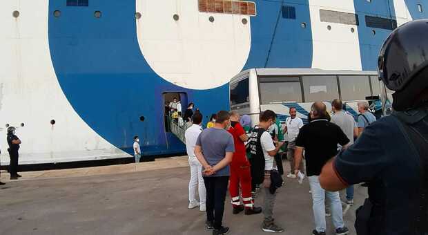 Quarantena finita per i 602 migranti della nave "Azzurra", sbarcano tutti al porto di Trapani