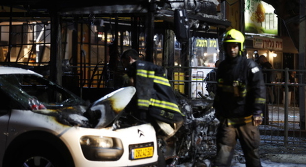 Incendio in Israele, inferno in un centro commerciale