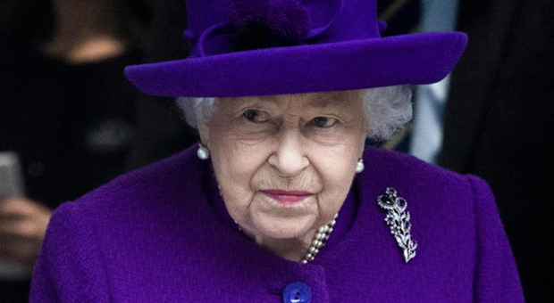 La 96enne Regina d'Inghilterra sta riscontrando diversi problemi di salute negli ultimi mesi che la portano sempre più a non uscire
