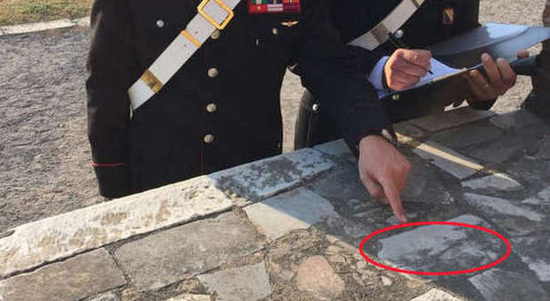 Pompei, incide la scritta «Portugal» sul marmo degli scavi. Turista denunciata