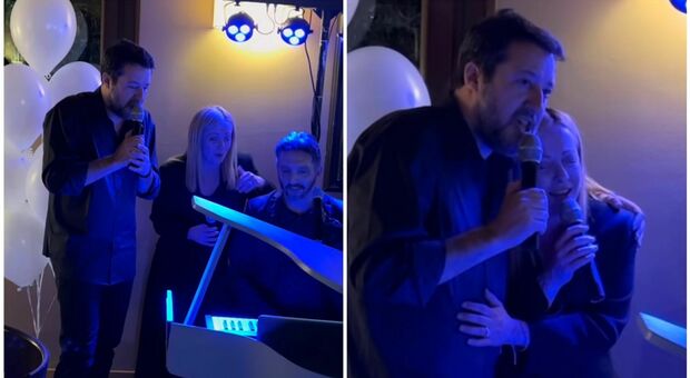 Meloni e Salvini cantano abbracciati al pianoforte: show alla festa di compleanno del leader della Lega VIDEO