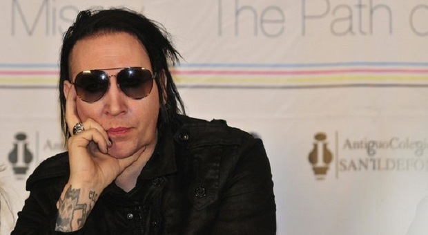 Marilyn Manson sputa su una videomaker e viene condannato a 20 giorni di servizi utili: «Mi ha umiliata»