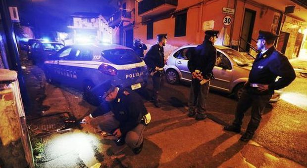 Napoli, si torna a sparare in strada: ferito un 54enne con precedenti