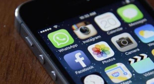 Smartphone, allarme privacy: le app come “spie”, condividono dati senza permesso