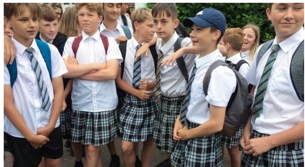 Londra, la scuola impone i pantaloni lunghi anche d'estate: e gli studenti maschi si presentano in gonna
