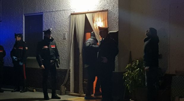 I carabinieri davanti all'abitazione dell'anziana