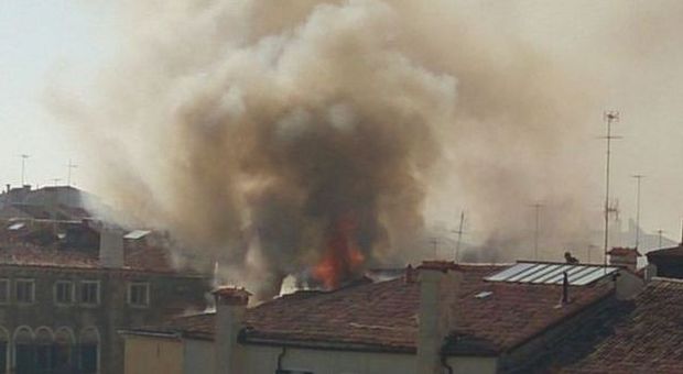 Colonna di fumo sulla città: brucia un palazzo a Cannaregio