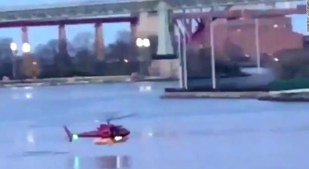 New York, elicottero con turisti si schianta nell'East River: 2 morti e 3 feriti