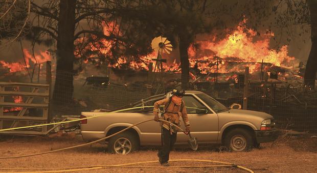 California devastata dall'incendio: il più vasto della sua storia