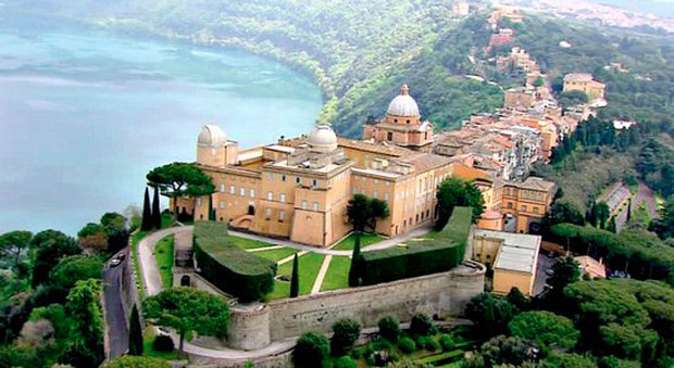 La meravigliosa vista del Lago di Albano e delle Ville Pontificie di Castel Gandolfo
